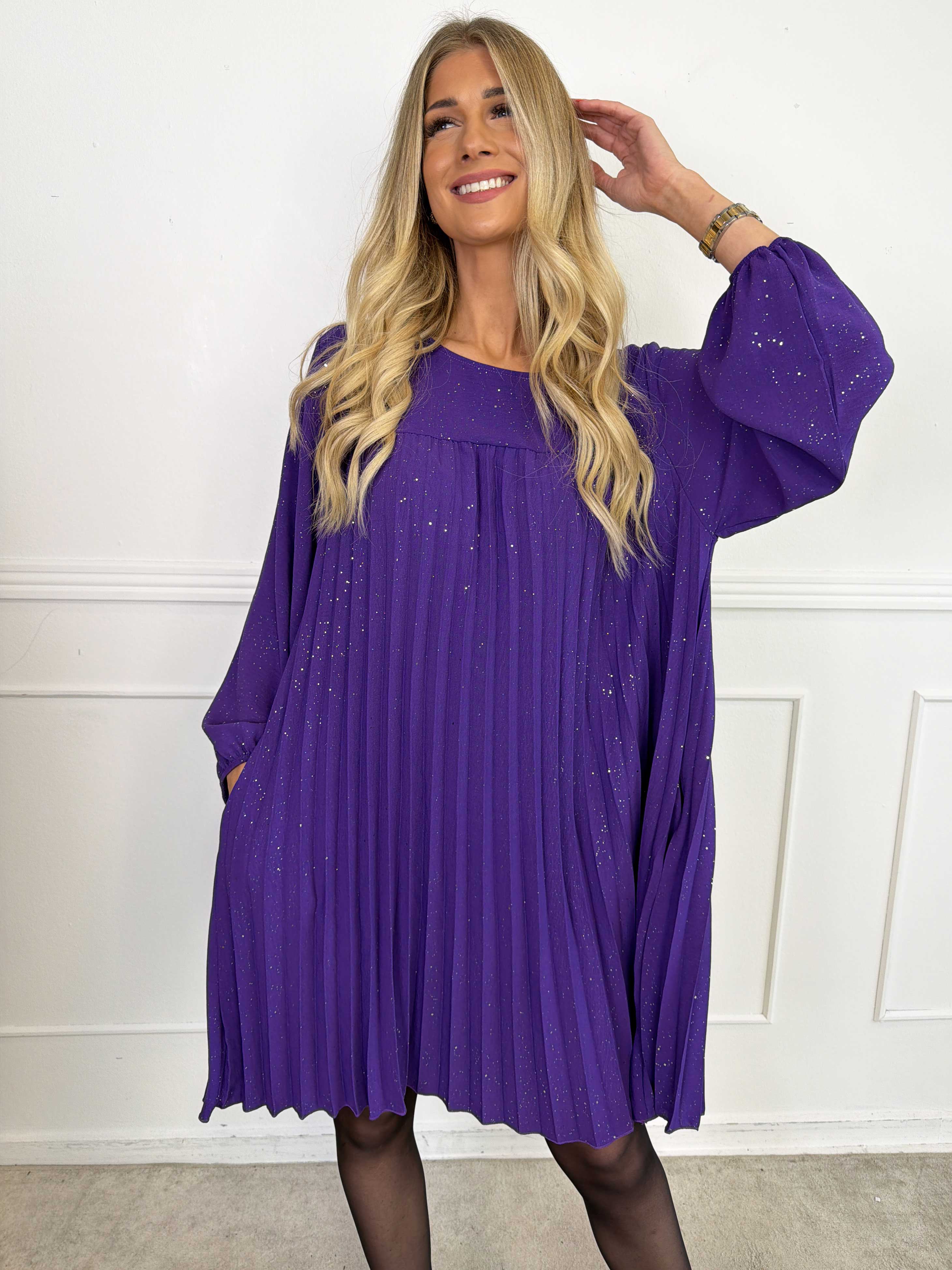 Nancy Glitter Short L/S - Plisserad klänning med fickor och glitter